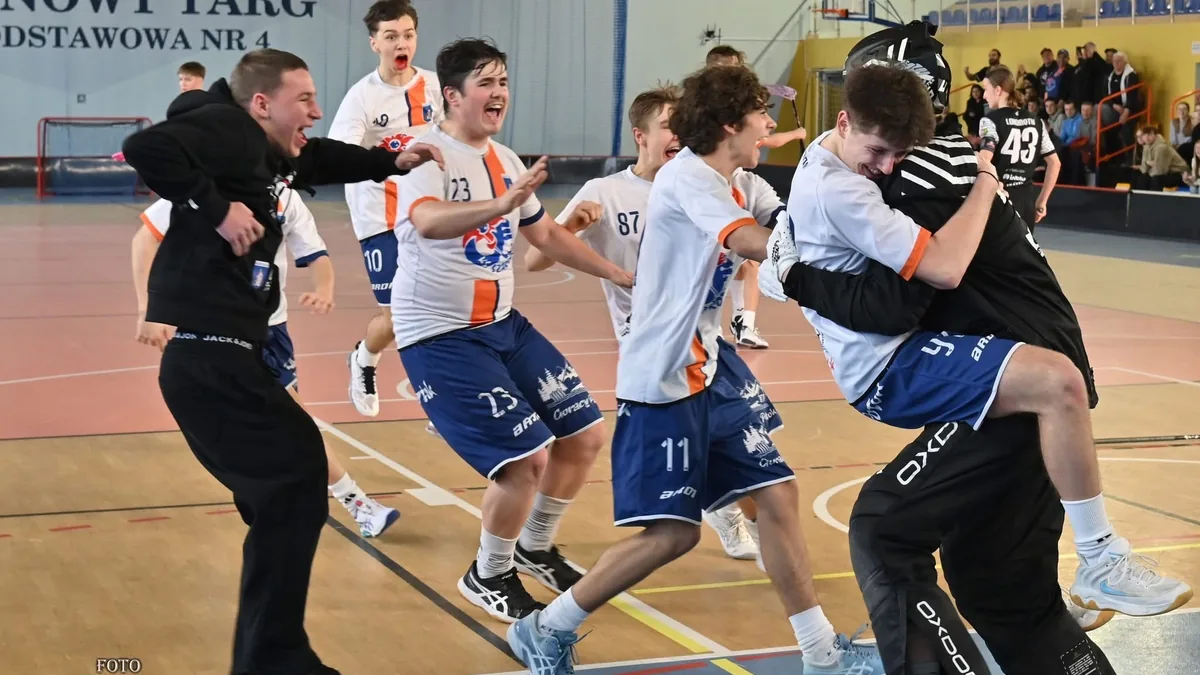 Juniorzy Szarotki pokonują Lokomotiv Czerwieńsk i zapewniają sobie finał.